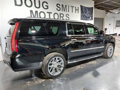2016 Cadillac Escalade ESV Luxury Collection  6.2 4X4 - Photo 40 - Rochelle, IL 61068