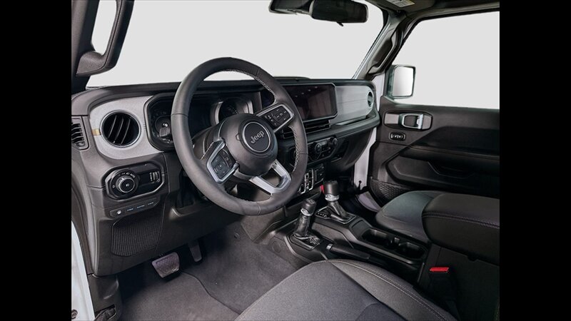 2025 Jeep Wrangler Sahara - Photo 9 - Albany, GA 31721