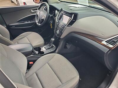 2017 Hyundai SANTA FE SE   - Photo 11 - Fresno, CA 93722