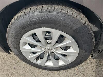 2017 Toyota Camry Hybrid LE   - Photo 13 - Fresno, CA 93722