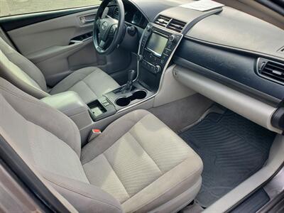 2017 Toyota Camry Hybrid LE   - Photo 10 - Fresno, CA 93722