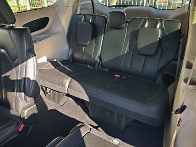 2021 Chrysler Pacifica Touring L   - Photo 9 - Fresno, CA 93722