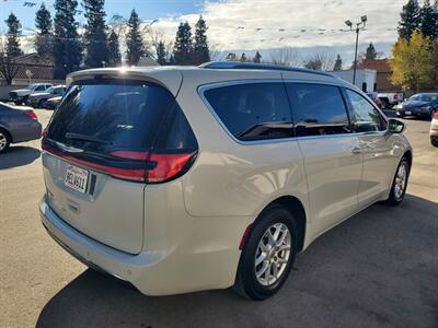 2021 Chrysler Pacifica Touring L   - Photo 4 - Fresno, CA 93722
