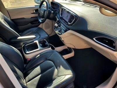 2021 Chrysler Pacifica Touring L   - Photo 11 - Fresno, CA 93722