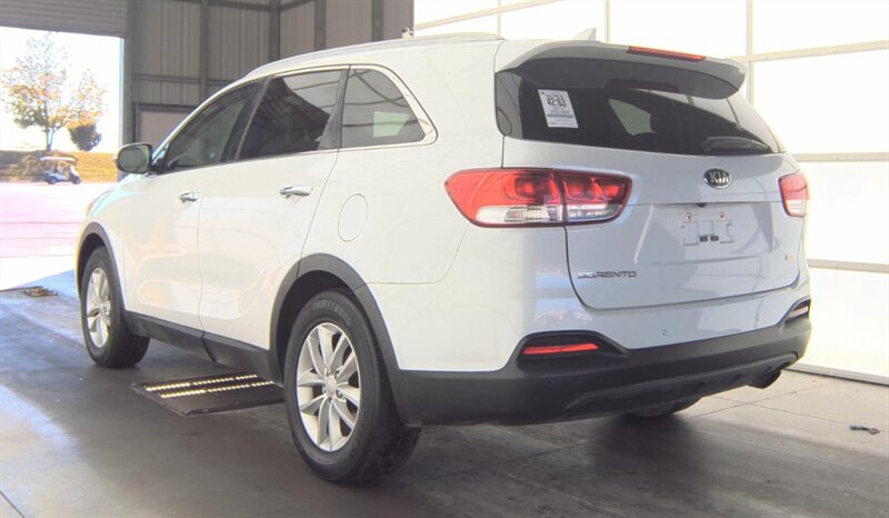 2017 Kia Sorento LX - Photo 14 - San Diego, CA 92154