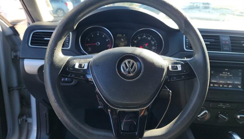 2017 Volkswagen Jetta 1.4T S - Photo 14 - San Diego, CA 92154