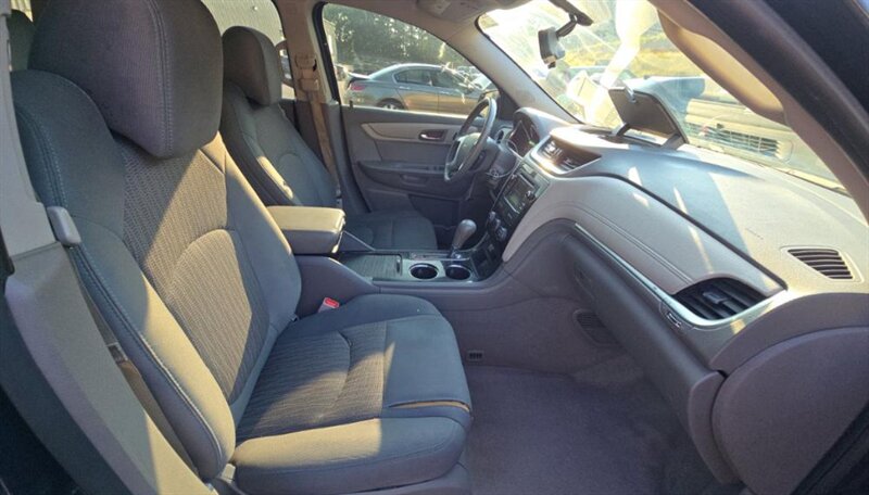2017 Chevrolet Traverse LT - Photo 16 - San Diego, CA 92154