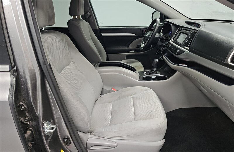 2017 Toyota Highlander LE - Photo 11 - San Diego, CA 92154