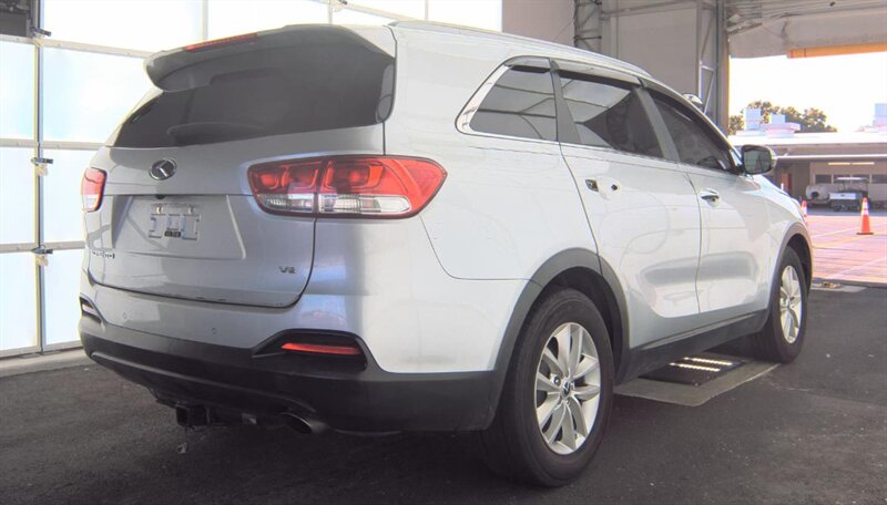 2017 Kia Sorento LX V6 - Photo 11 - San Diego, CA 92154