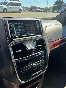 2016 Chrysler Town and Country Touring   - Photo 13 - Savannah, TN 38372-9999