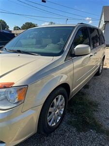 2016 Chrysler Town and Country Touring   - Photo 2 - Savannah, TN 38372-9999