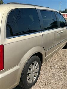 2016 Chrysler Town and Country Touring   - Photo 5 - Savannah, TN 38372-9999