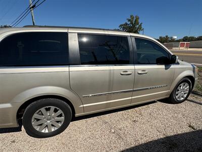 2016 Chrysler Town and Country Touring   - Photo 3 - Savannah, TN 38372-9999