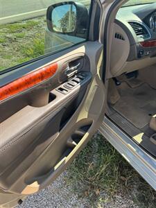 2016 Chrysler Town and Country Touring   - Photo 8 - Savannah, TN 38372-9999