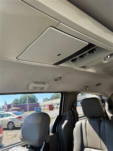 2016 Chrysler Town and Country Touring   - Photo 15 - Savannah, TN 38372-9999