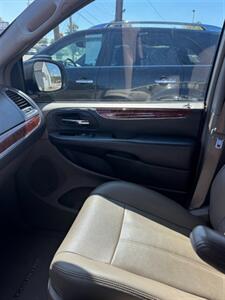 2016 Chrysler Town and Country Touring   - Photo 14 - Savannah, TN 38372-9999