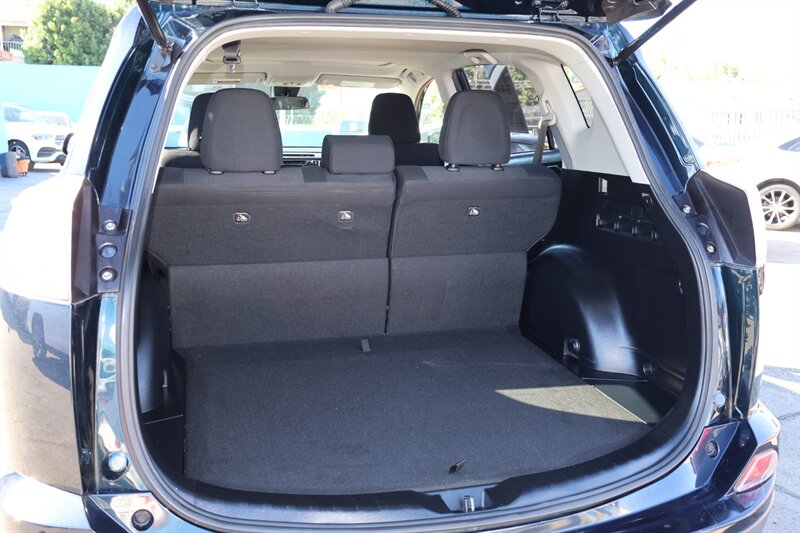 2018 Toyota RAV4 XLE - Photo 9 - Arleta, CA 91331