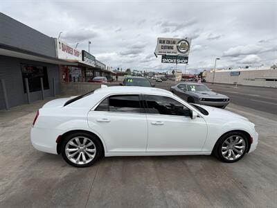 2017 Chrysler 300 Limited - Photo 6 - Phoenix, AZ 85008