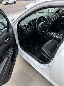 2017 Chrysler 300 Limited - Photo 8 - Phoenix, AZ 85008