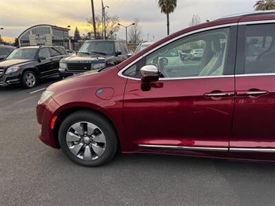 2018 Chrysler Pacifica Hybrid Limited   - Photo 10 - Sacramento, CA 95825