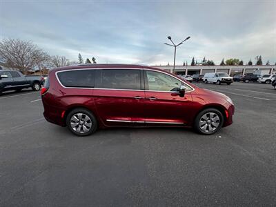 2018 Chrysler Pacifica Hybrid Limited   - Photo 3 - Sacramento, CA 95825