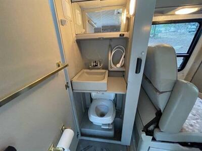 2002 Winnebago Rialta 22QD   - Photo 12 - Brea, CA 92822