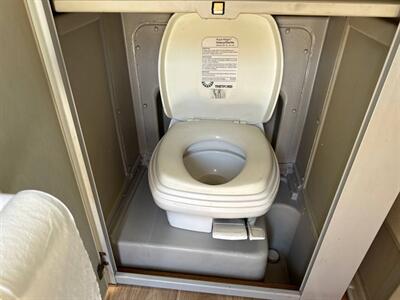 2002 Winnebago Rialta camper van - Photo 27 - Brea, CA 92822