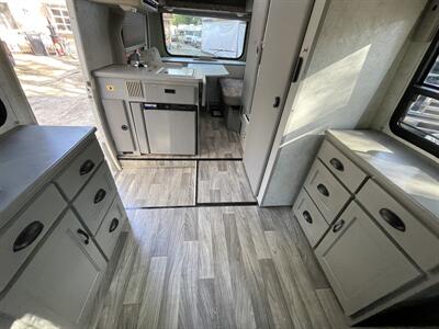 2002 Winnebago Rialta 22QD   - Photo 18 - Brea, CA 92822