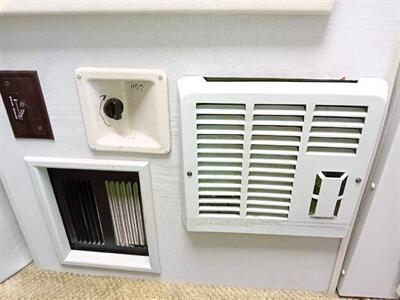 2002 Winnebago Rialta 22QD   - Photo 25 - Brea, CA 92822