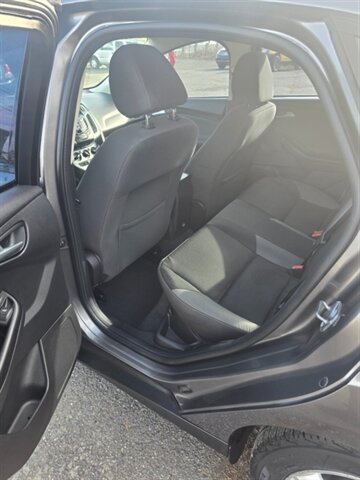 2014 Ford Focus SE - Photo 6 - Salem, OR 97302