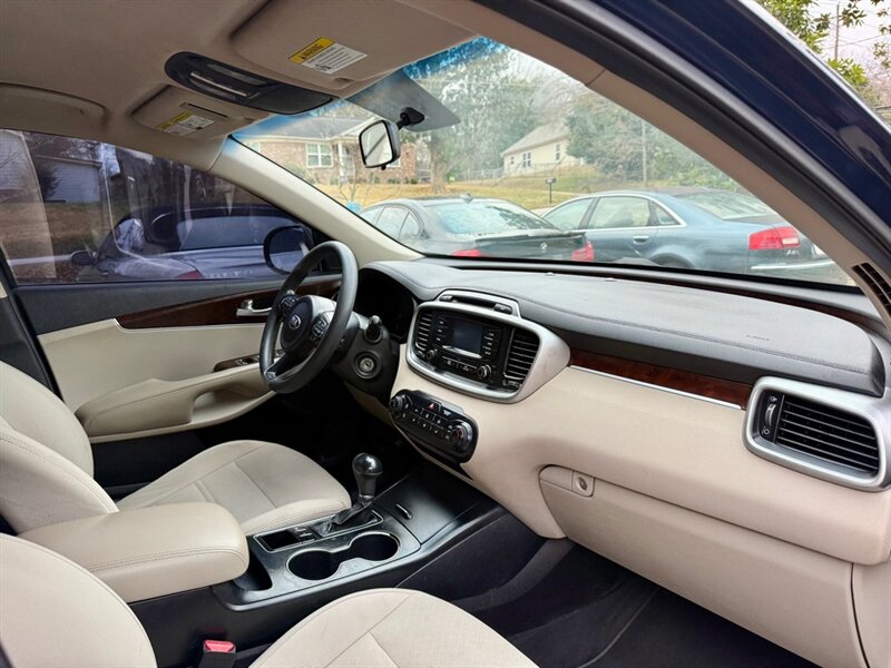 2017 Kia Sorento LX - Photo 9 - Gainesville, GA 30501