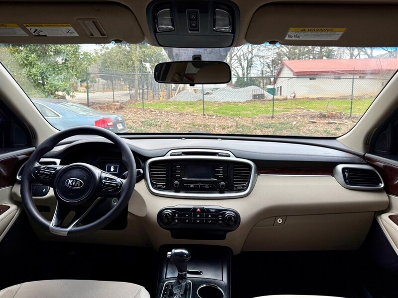 2017 Kia Sorento LX - Photo 10 - Gainesville, GA 30501