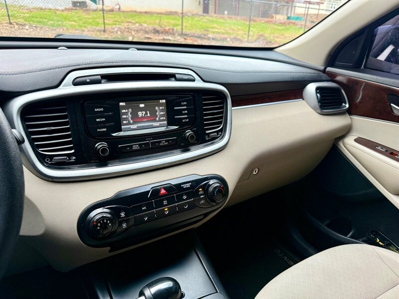 2017 Kia Sorento LX - Photo 11 - Gainesville, GA 30501
