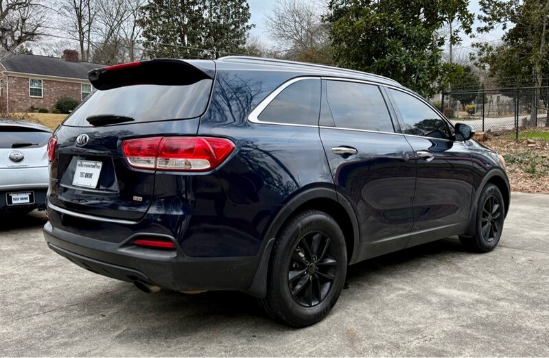 2017 Kia Sorento LX - Photo 5 - Gainesville, GA 30501