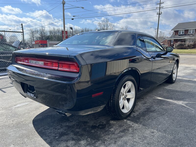 2013 Dodge Challenger SXT - Photo 12 - Canton, OH 44707