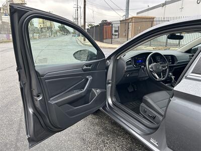 2024 Volkswagen Jetta SE - Photo 12 - Canoga Park, CA 91303