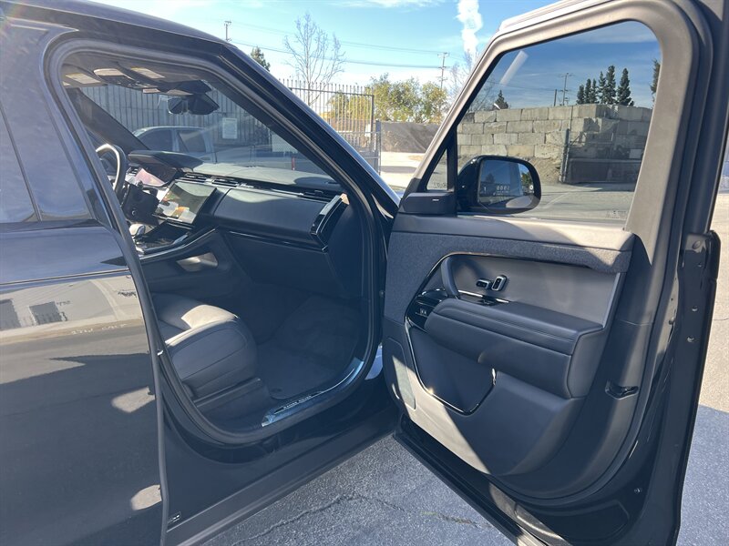 2025 Land Rover Range Rover Sport P360 SE - Photo 19 - Canoga Park, CA 91303