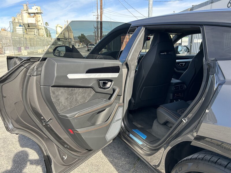 2021 Lamborghini Urus - Photo 16 - Canoga Park, CA 91303