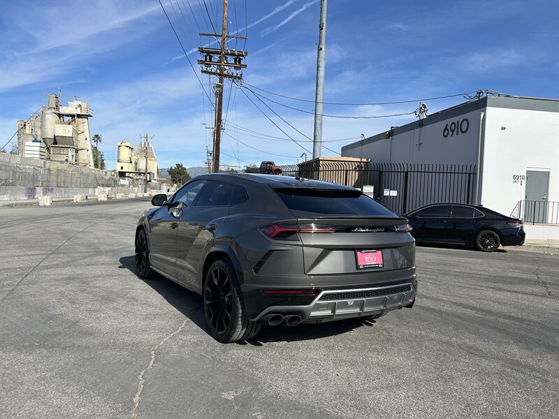 2021 Lamborghini Urus - Photo 3 - Canoga Park, CA 91303