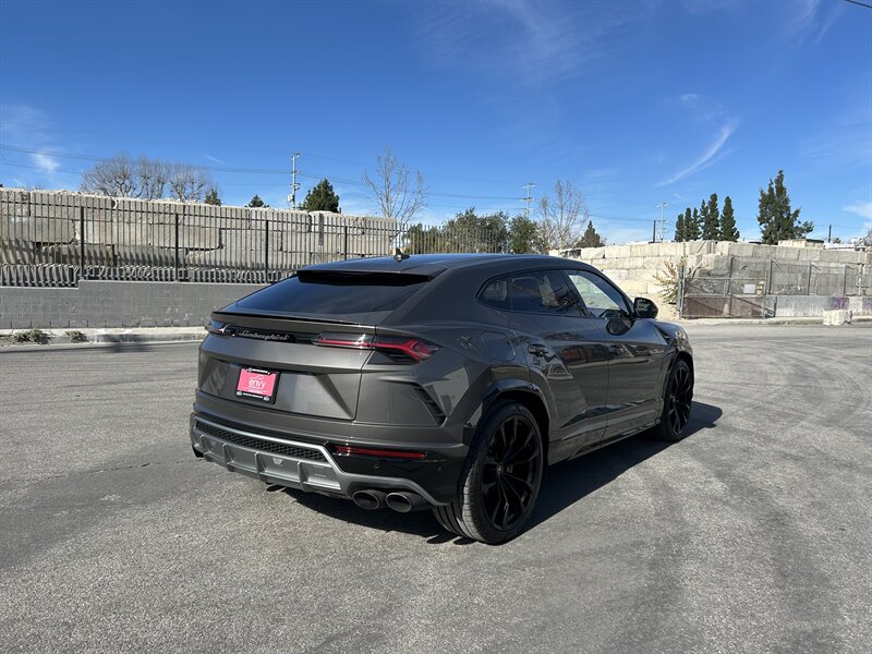 2021 Lamborghini Urus - Photo 4 - Canoga Park, CA 91303