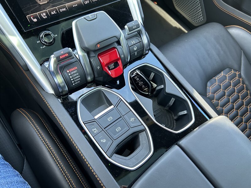 2021 Lamborghini Urus - Photo 29 - Canoga Park, CA 91303
