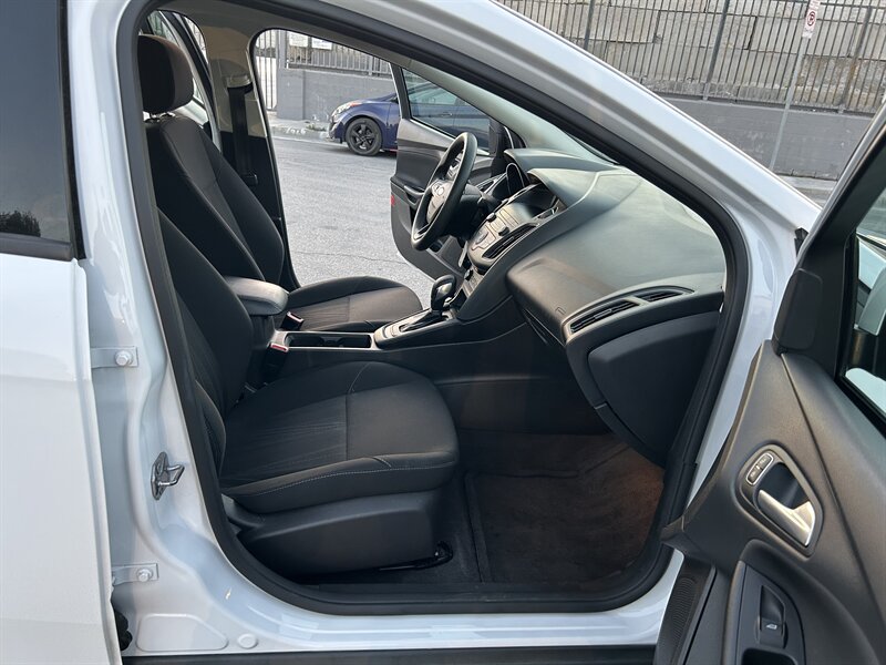 2018 Ford Focus SE - Photo 19 - Canoga Park, CA 91303