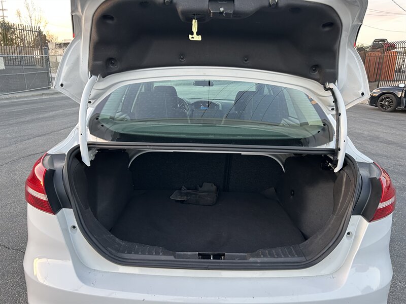 2018 Ford Focus SE - Photo 9 - Canoga Park, CA 91303