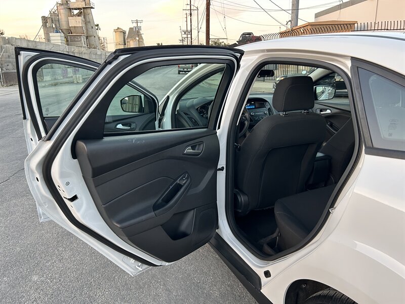 2018 Ford Focus SE - Photo 14 - Canoga Park, CA 91303