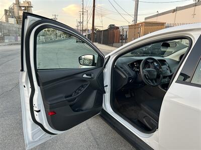 2018 Ford Focus SE - Photo 12 - Canoga Park, CA 91303