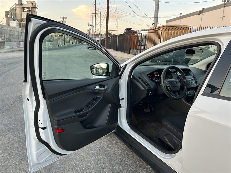2018 Ford Focus SE - Photo 12 - Canoga Park, CA 91303