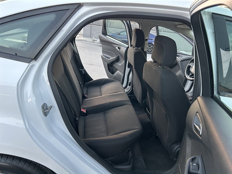 2018 Ford Focus SE - Photo 17 - Canoga Park, CA 91303