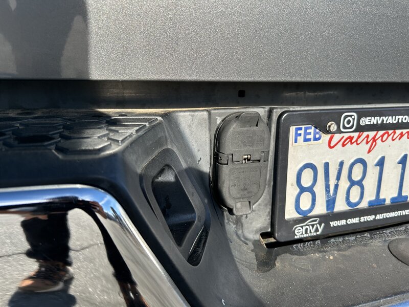 2010 Dodge Ram 1500 SLT - Photo 10 - Canoga Park, CA 91303