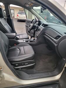 2017 Chevrolet Traverse LT   - Photo 6 - Topeka, KS 66608
