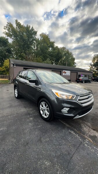 2019 Ford Escape SE   - Photo 1 - Hobart, IN 46342